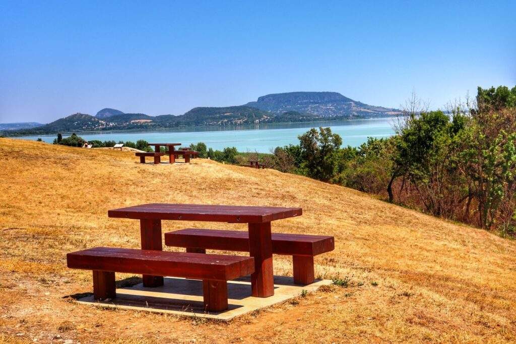 Drewniane stoły z ławkami, punkt widokowy Szépkilátó na jezioro Balaton, .Balatongyörök - Węgry