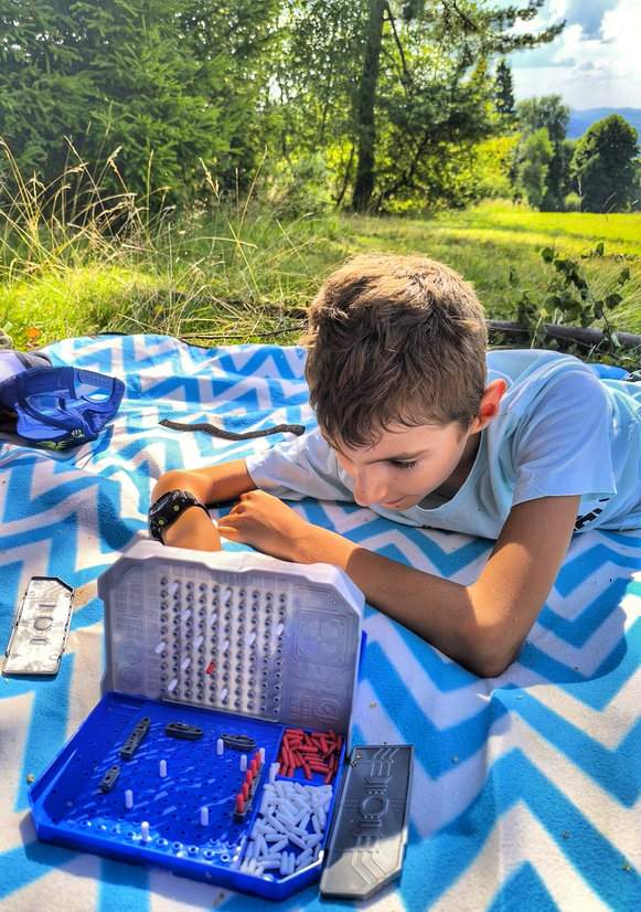 Dziecko na kocyku grające w statki, góry, Słowacja