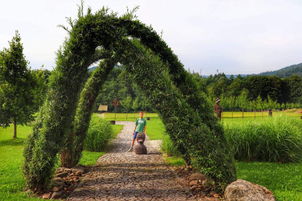 Dziecko na placu zabaw „Podróżujemy po Europie” w Bukovcu