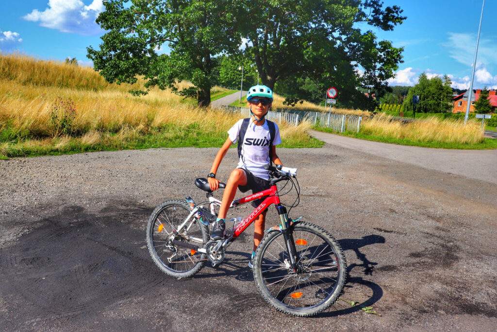 Dziecko na rowerze, parking w Porąbce przy jeziorze Czanieckim