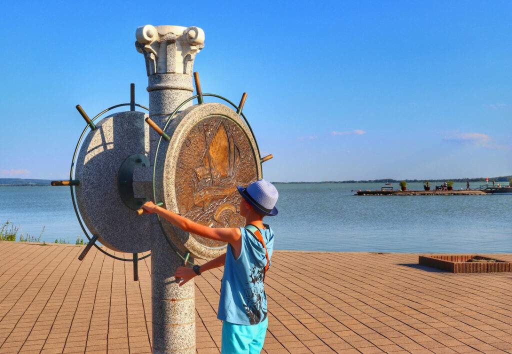 Dziecko nad jeziorem Balaton w Keszthely, ster, deptak