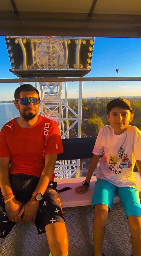 Dziecko z tatą, diabelski młyn w Keszthely