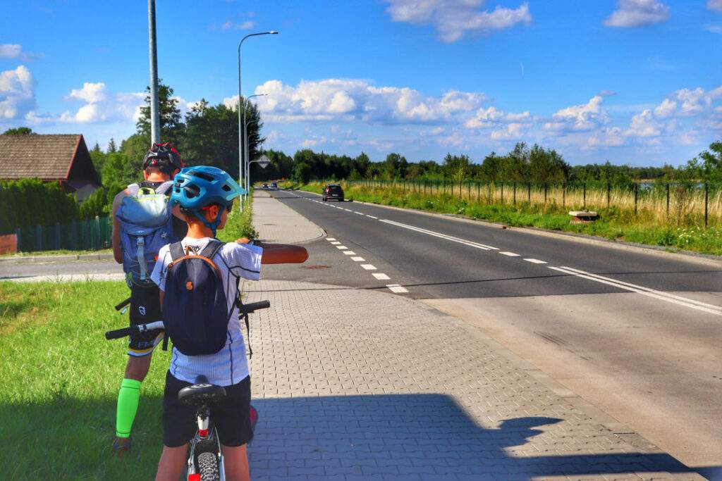 Dziecko z tatą na rowerze, Porąbka, droga