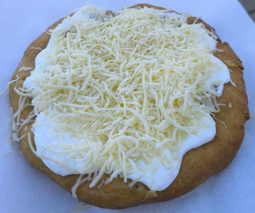 Keszthely, langosz ze śmietaną, czosnkiem i serem