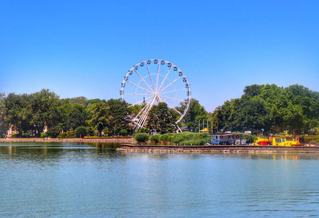 Keszthely rejs statkiem po jeziorze Balaton, widok na diabelski młyn