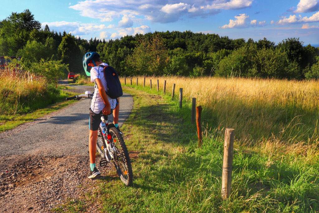 Kobiernice Wołek, dziecko na rowerze, droga asfaltowa