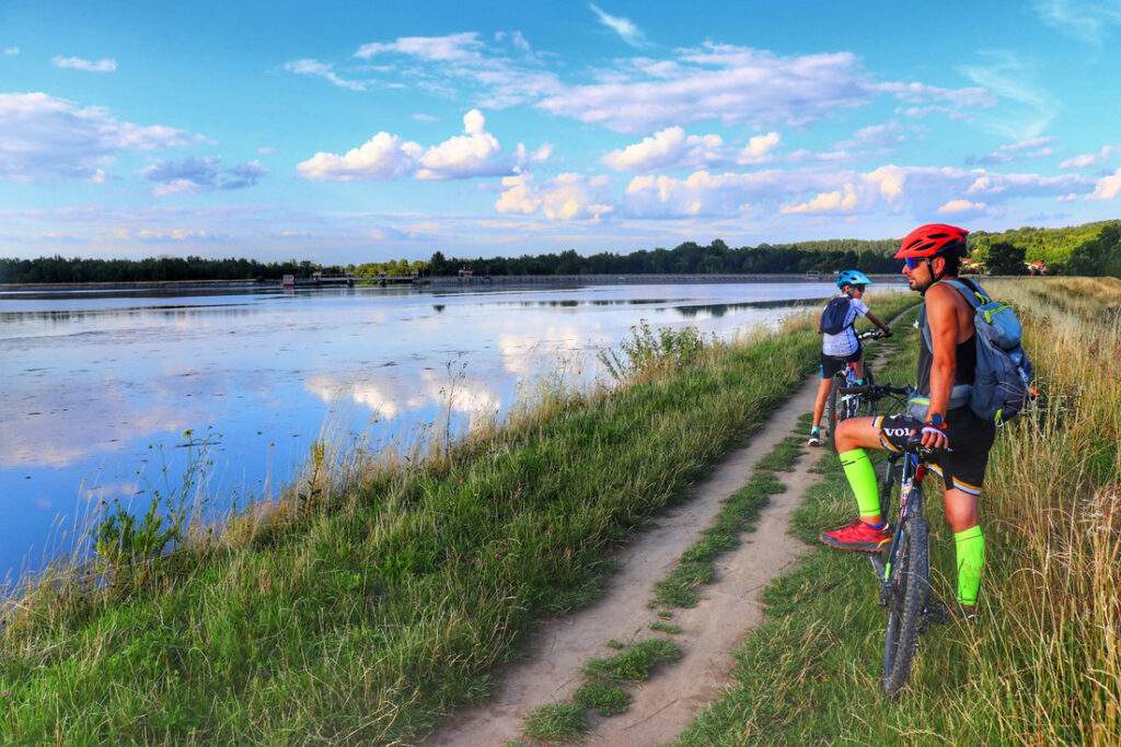 Mężczyzna z dzieckiem na rowerze, Porąbka - jezioro Czanieckie