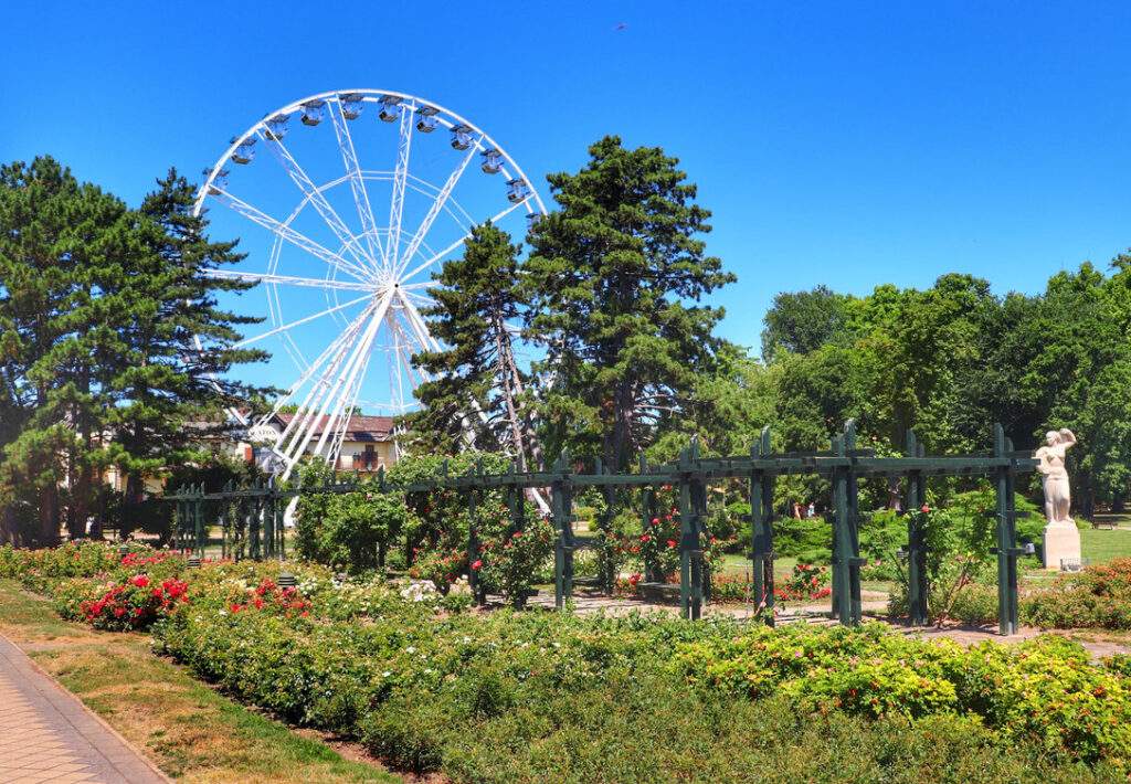 Miasto Keszthely nad Balatonem, deptak, widok na diabelski młyn