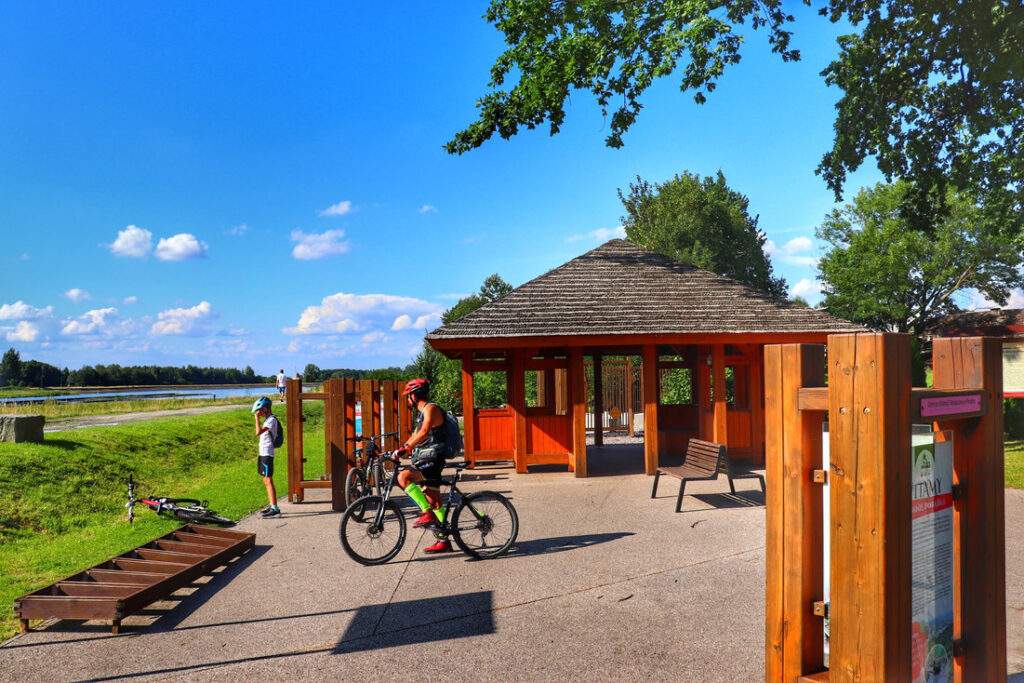 Miejsce wypoczynkowe przy trasie prowadzącej wzdłuż jeziora Czanieckiego, Porąbka