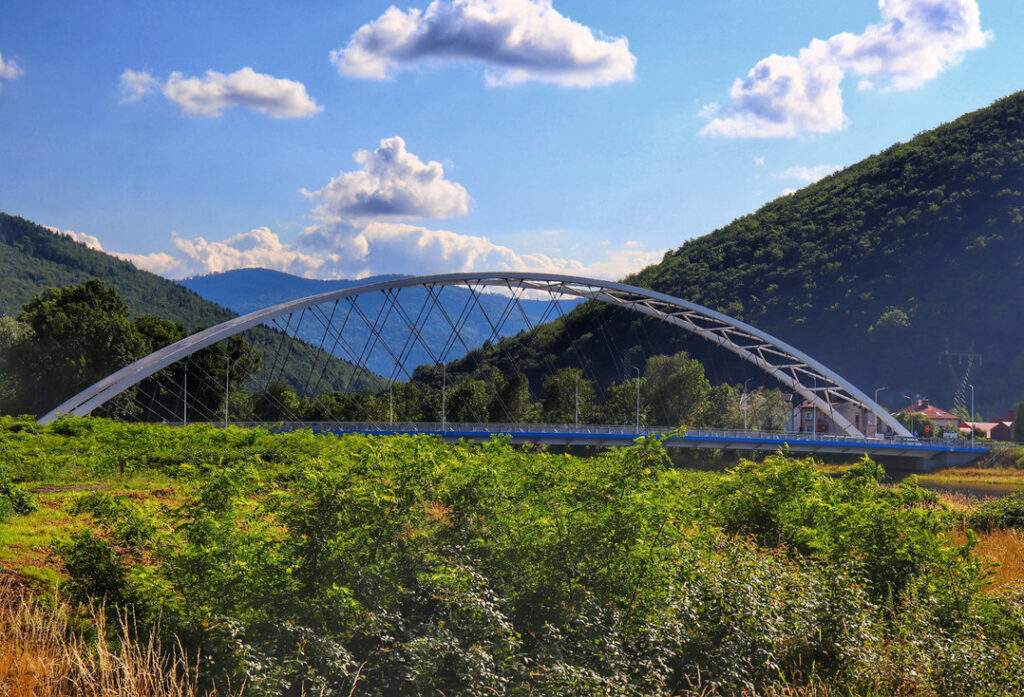 Most w Porąbce, w tle góry