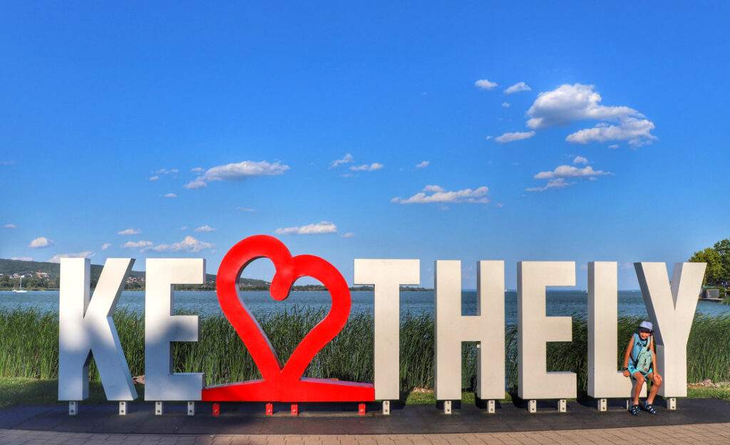 Napis Keszthely w mieście Keszthely nad Balatonem, dziecko
