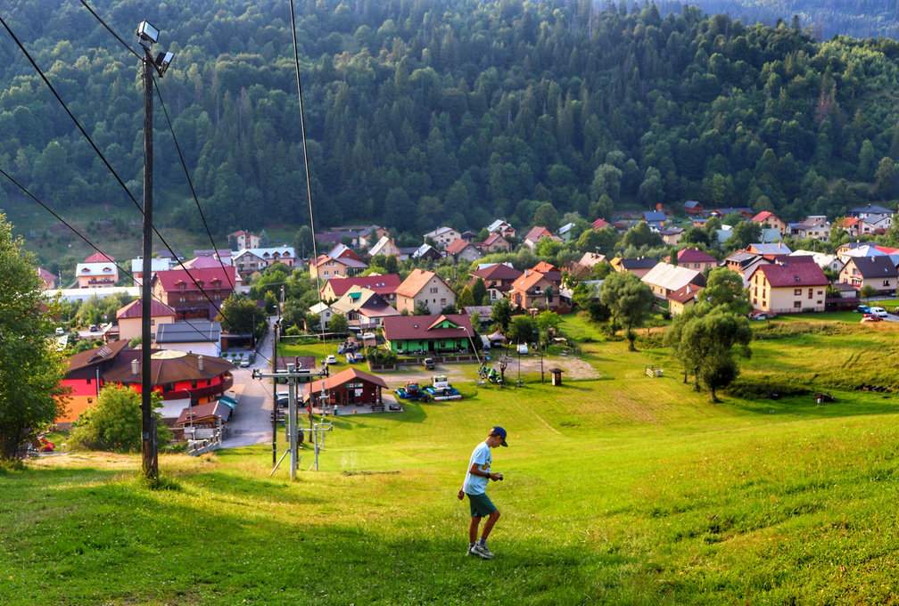 Oszczadnica, dziecko na żółtym szlaku biegnącym wzdłuż wyciągu, w tle zbudowania