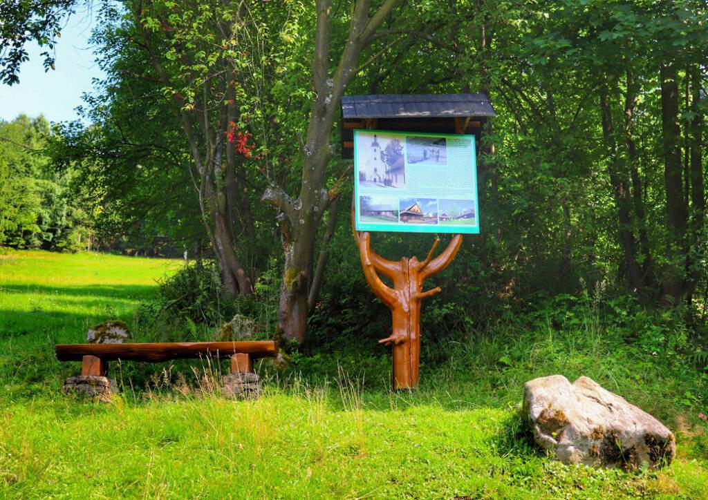 Oszczadnica, tablica edukacyjna, ławka na żółtym szlaku