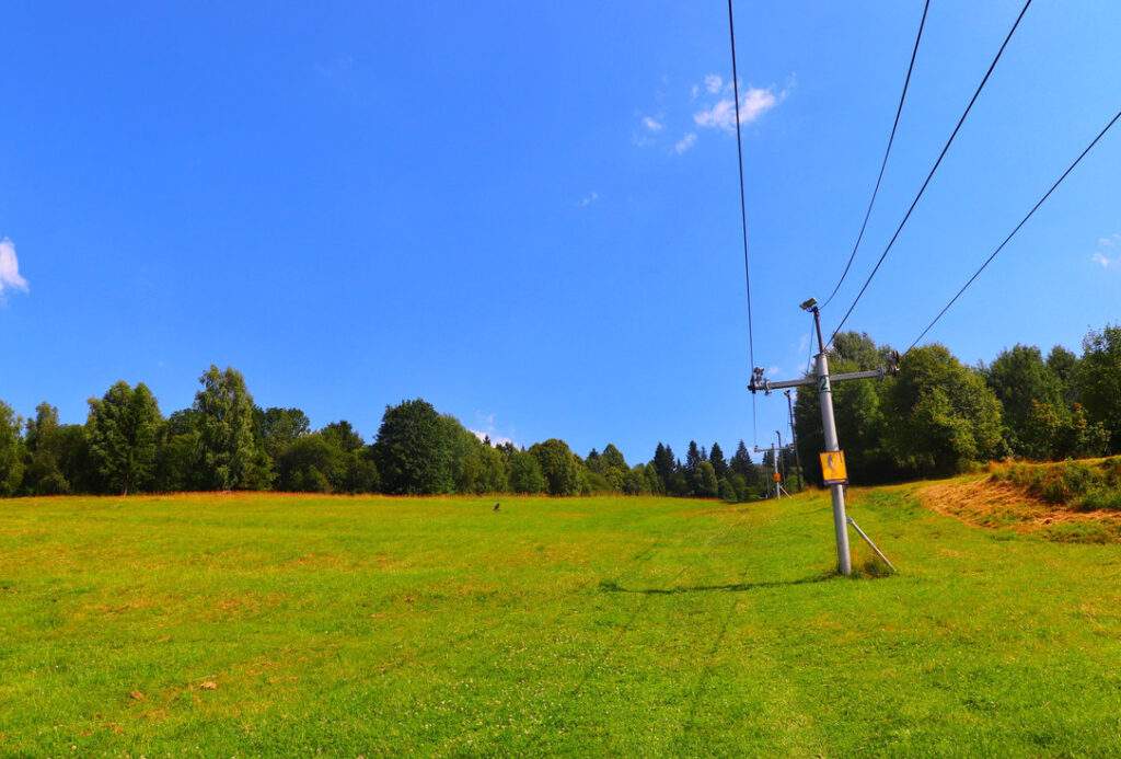 Oszczadnica żółty szlak, ścieżka prowadząca wzdłuż wyciągu