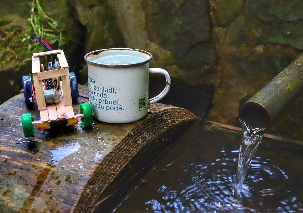 Oszczadnica, źródełko górskie przy żółtym szlaku, kubek, samochodzik