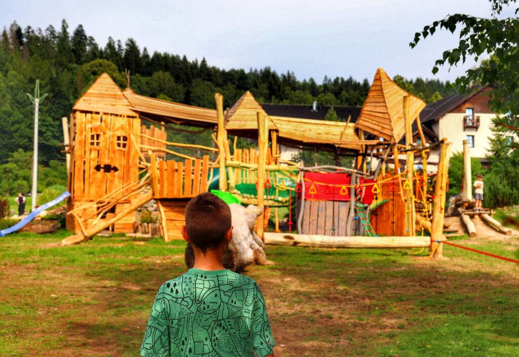 Plac zabaw „Podróżujemy po Europie” w Bukovcu, dziecko