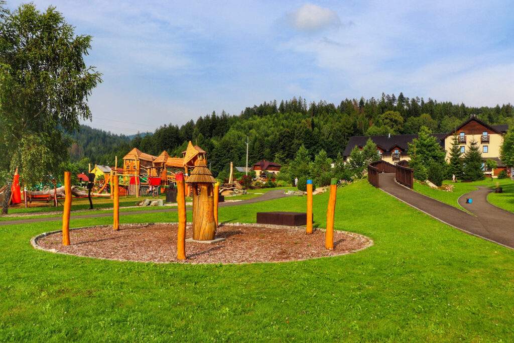 Plac zabaw „Podróżujemy po Europie” w Bukovcu, dzwon, słoneczny, letni dzień