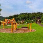 Plac zabaw „Podróżujemy po Europie” w Bukovcu, dzwon, słoneczny, letni dzień