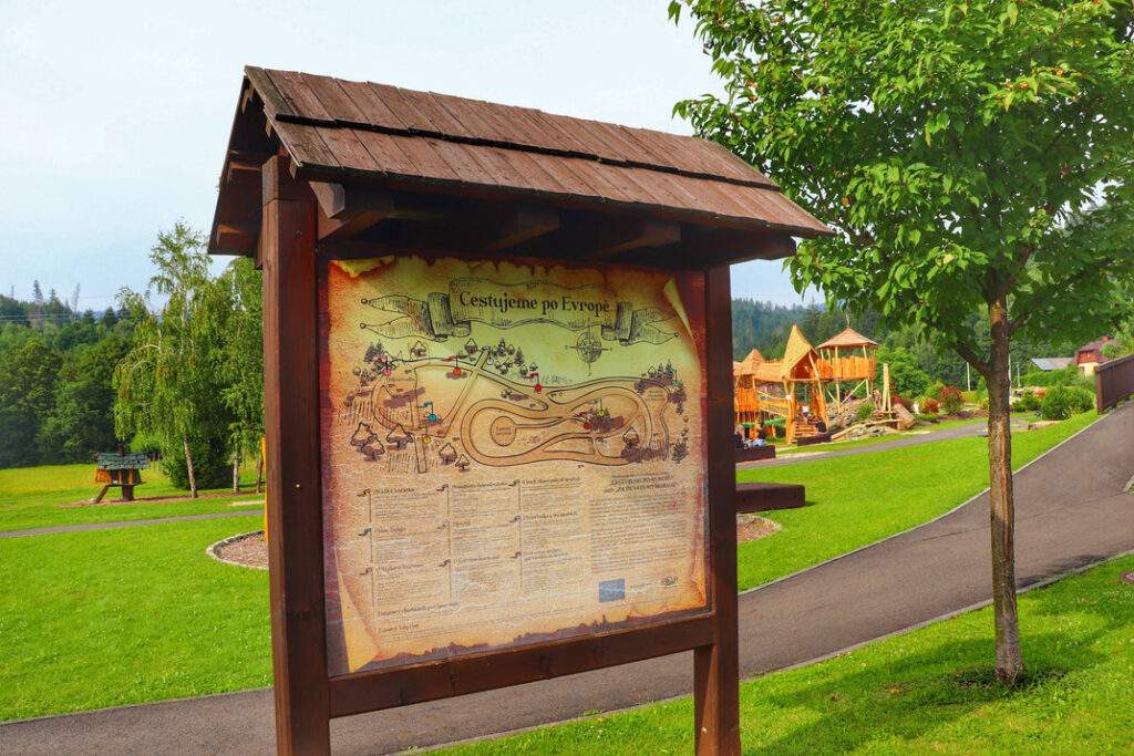 Plac zabaw „Podróżujemy po Europie” w Bukovcu, tablica informacyjna