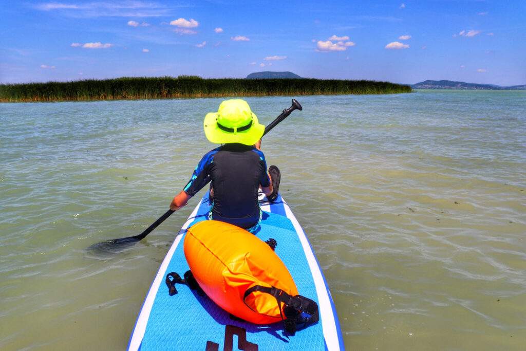 Jezioro Balaton, dziecko na desce SUP