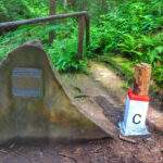 Rezerwat Przyrody Bukovec, Czechy - oznaczenie wielkim kamieniem i tabliczką najdalej wysuniętego na wschód punkt Czech