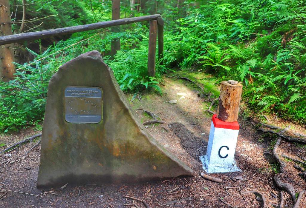 Rezerwat Przyrody Bukovec, Czechy - oznaczenie wielkim kamieniem i tabliczką najdalej wysuniętego na wschód punkt Czech