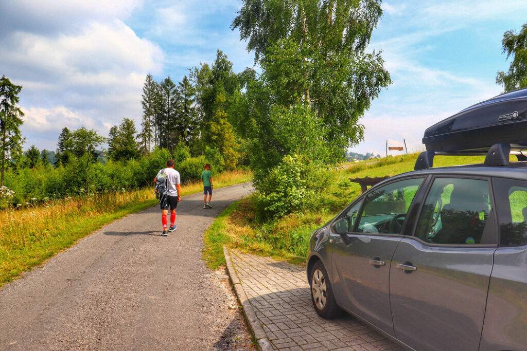 Rezerwat Przyrody Bukovec parking, turysta z dzieckiem