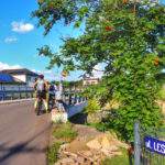 Rowerzysta z dzieckiem, ulica Leśna, most- Kobiernice Małe