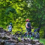 Rowerzysta z dzieckiem, Zamek Wołek - Kobiernice