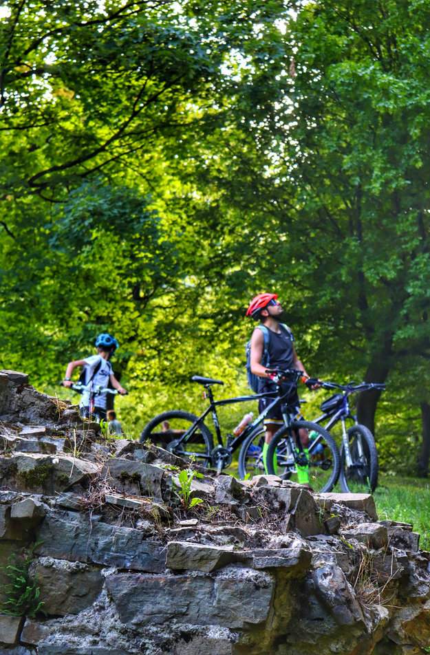 Rowerzysta z dzieckiem, Zamek Wołek - Kobiernice