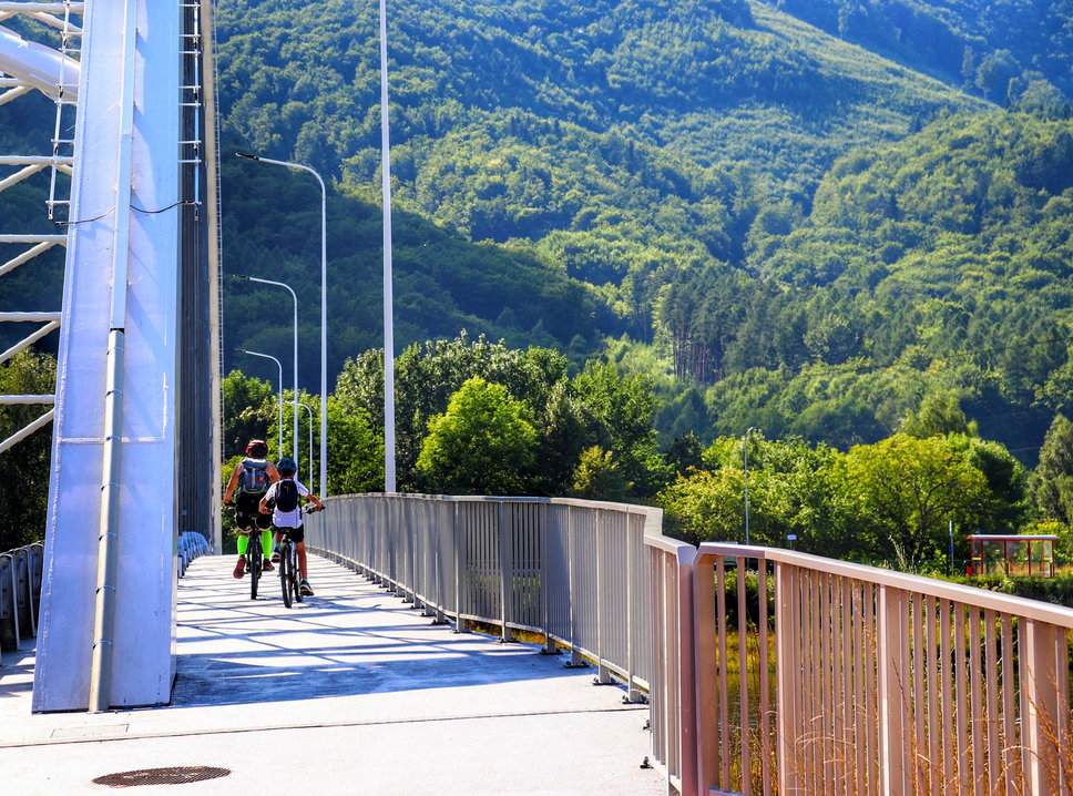 Rowerzysta z dzieckiem, most w Porąbce, góry