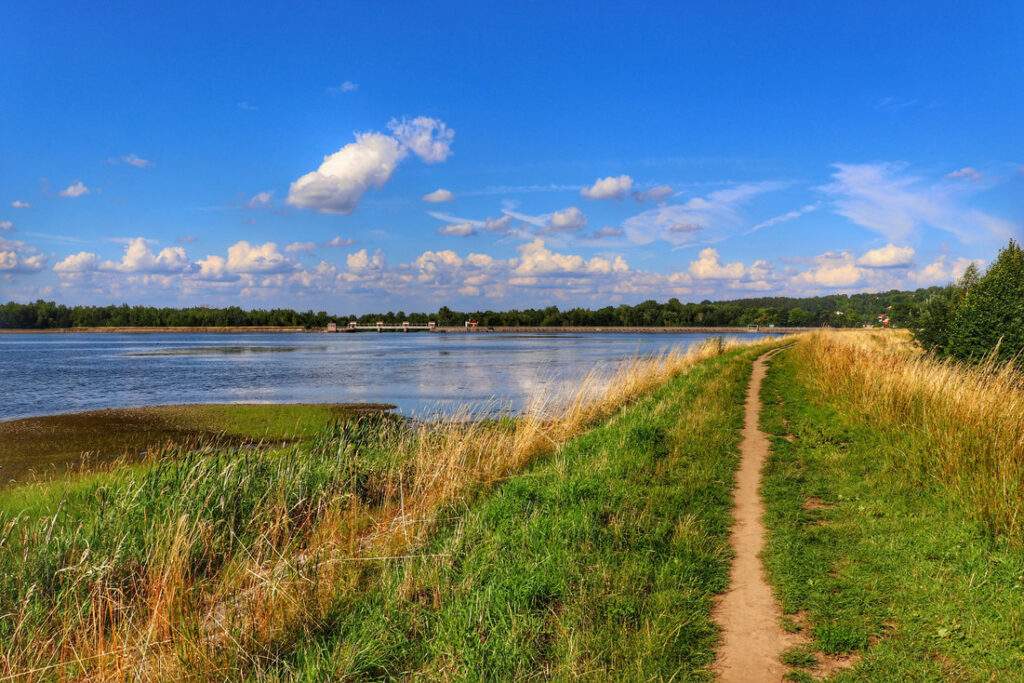 Ścieżka prowadząca wzdłuż Zbiornika Czanieckiego, Porąbka, piękny, letni dzień