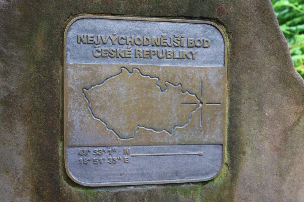 Skała z tabliczką oznaczającą najdalej wysunięty na wschód punkt Czech - Rezerwat Przyrody Bukovec,