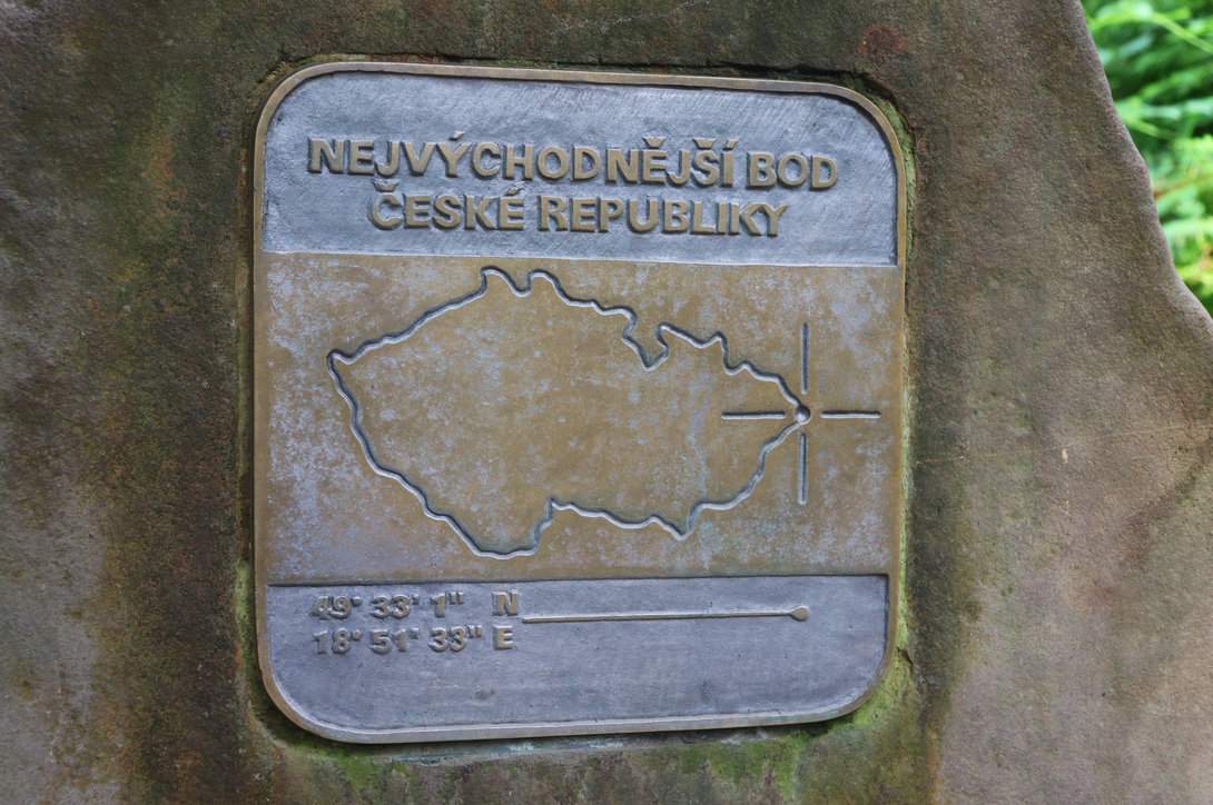 Skała z tabliczką oznaczającą najdalej wysunięty na wschód punkt Czech - Rezerwat Przyrody Bukovec,