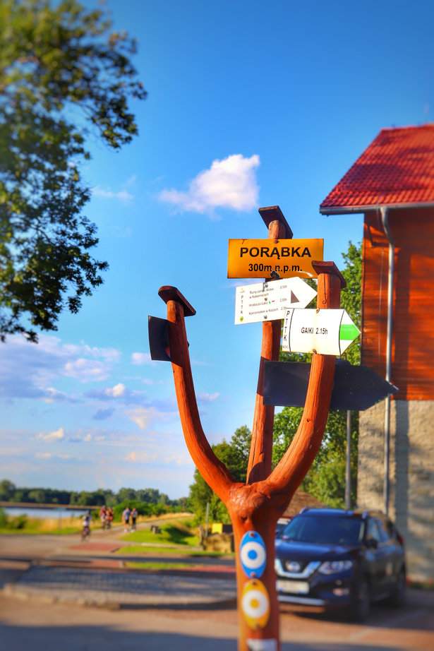 Słup z drogowskazami, Porąbka