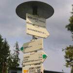 Słup z drogowskazami, biała tabliczka - RAŠELINIŠTĚ (REZERVACE)