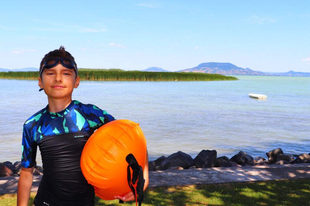 Szczęśliwe dziecko, plaża Csalogány w Balatonfenyves