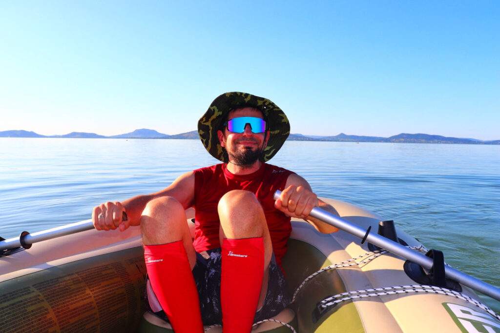 Szczęśliwy mężczyzna na pontonie, Jezioro Balaton, Balatonfenyves