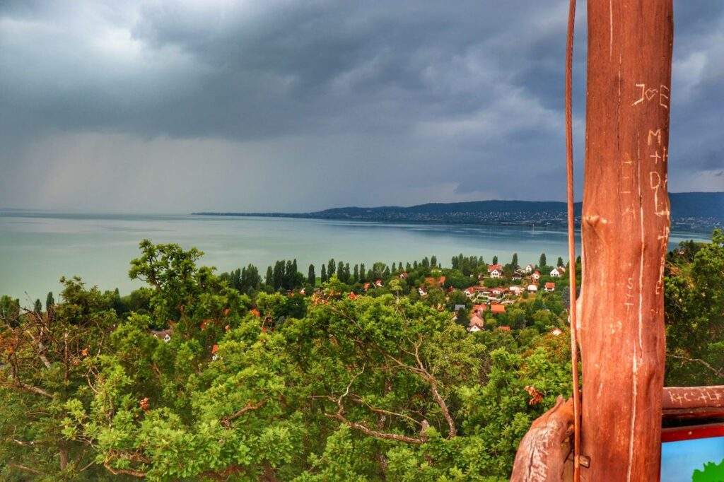 Szigliget, widok na jezioro Balaton oraz okolicę z wieży widokowej, ciemne chmury na niebie