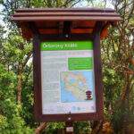 Tablica informacyjna przy wieży widokowej - Őrtorony-kilátó w Tihany na Węgrzech