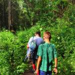 Turysta z dzieckiem na ścieżce przyrodniczej - Rezerwat Przyrody Bukovec, Czechy