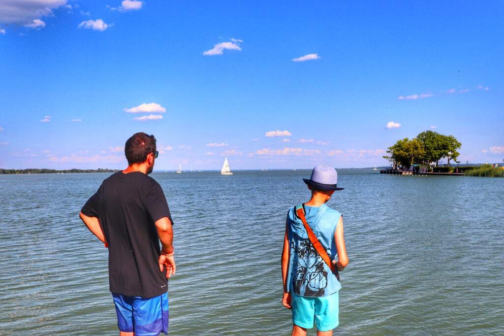Turysta z dzieckiem nad jeziorem Balaton w Keszthely