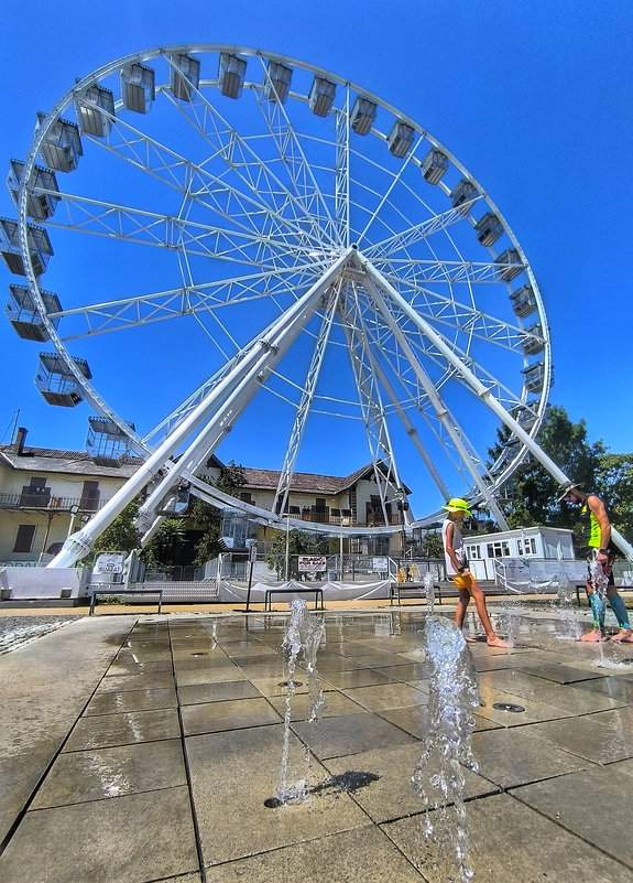 Węgry, Keszthely diabelski młyn, fontanny, turysta z dzieckiem