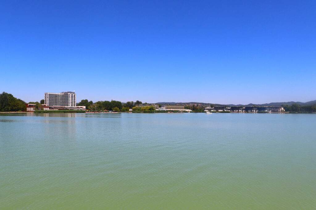 Widok na Keszthely ze statku wycieczkowego, rejs po Balatonie