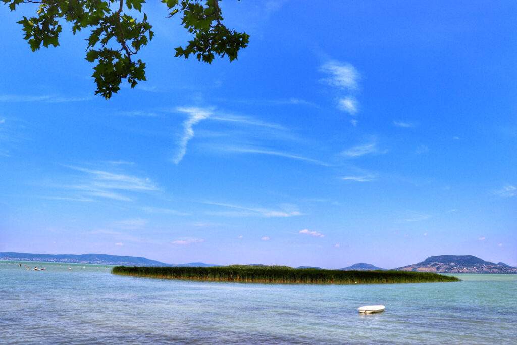 Widok na jezioro Balaton, niebieskie niebo, plaża Csalogány w Balatonfenyves
