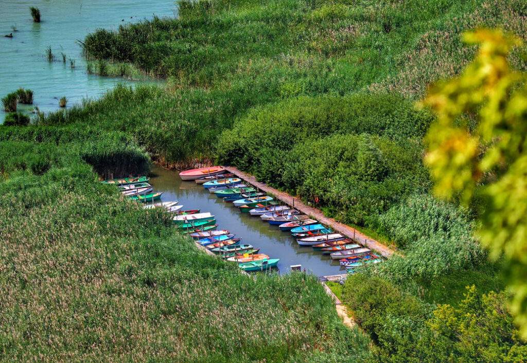 Widok na mały port na jeziorze Balaton, Tihany na Węgrzech, widok z punktu widokowego - Nyereg-hegy
