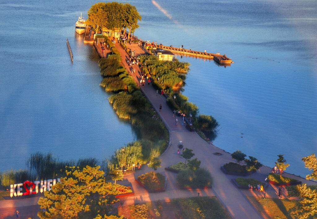 Widok na molo i port z diabelskiego młyna w Keszthely