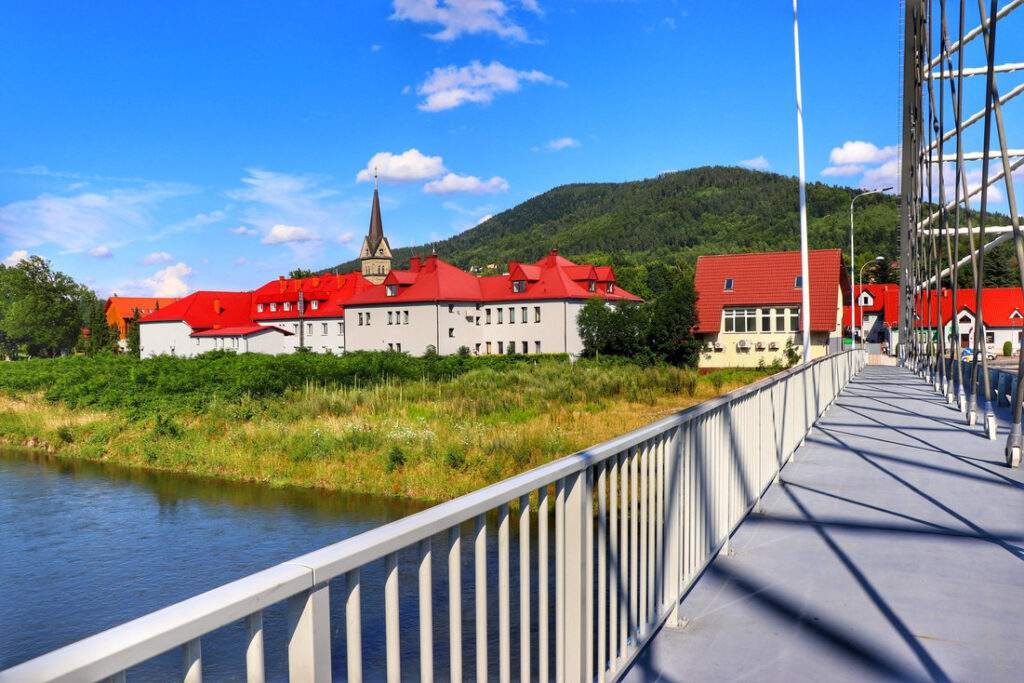 Widok rozpościerający się z mostu w Porąbce