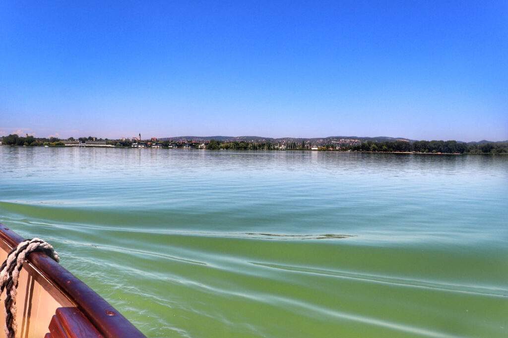 Widok ze statku wycieczkowego na jezioro Balaton