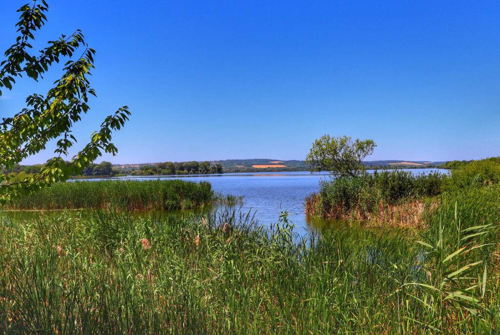 Balatonmagyaród, Węgry - letni widok na jezioro Hídvégi